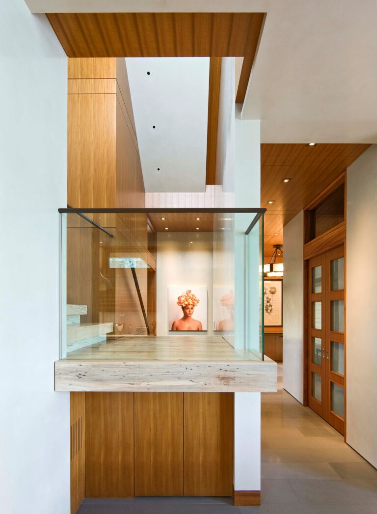 Стеклянный парапет на промежуточном этаже частного дома