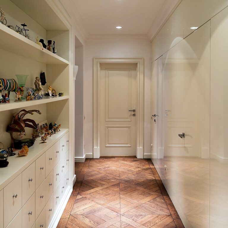 Шкафы в дизайне коридора цвета слоновой кости