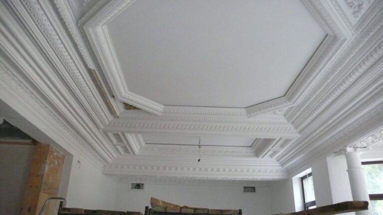 Готовый ремонт комнаты коттеджа с лепным орнаментом