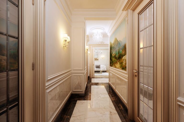 Дизайн прихожей с мраморными вставками на стенах
