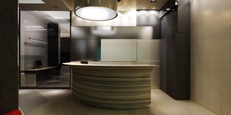 Бежевые стены в интерьере ресепшн