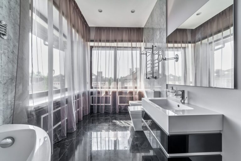 Окна ванной комнаты в оформлении белым тюлем и декоративными экранами