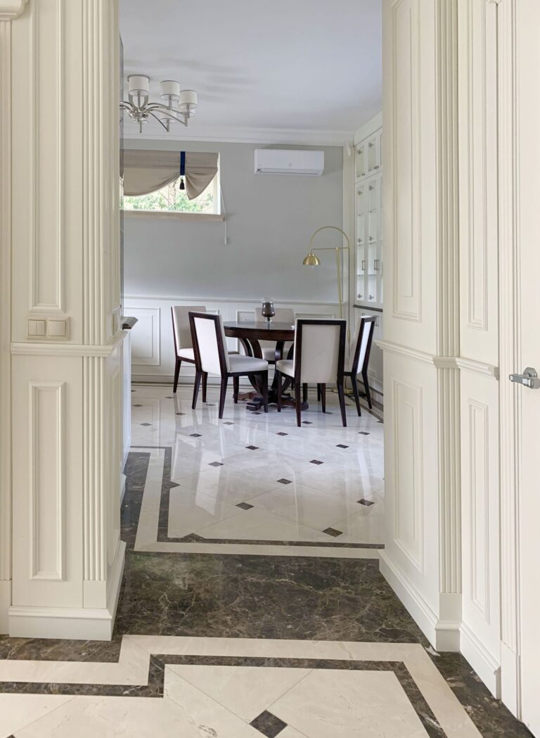 Стены холла с отделкой деревянными панелями