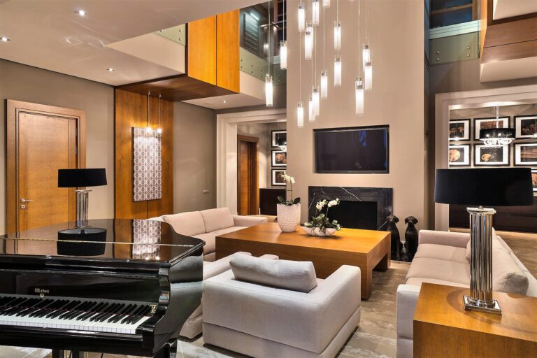 Черный рояль и камин в дизайне светлой гостиной