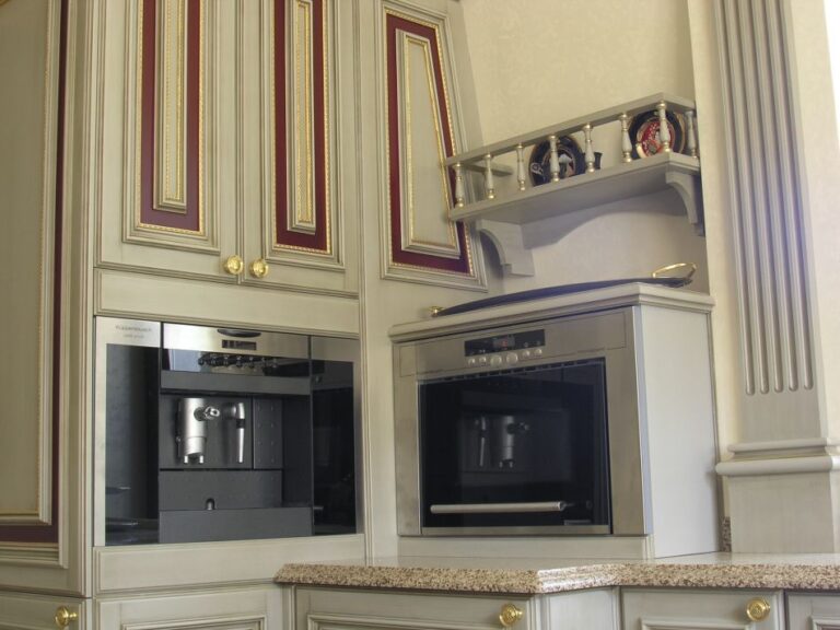 Практичный ремонт кухни с использованием встроенной техники