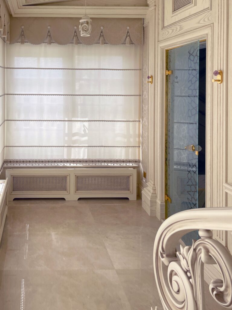 Дизайн ванной с красиво оформленным большим окном