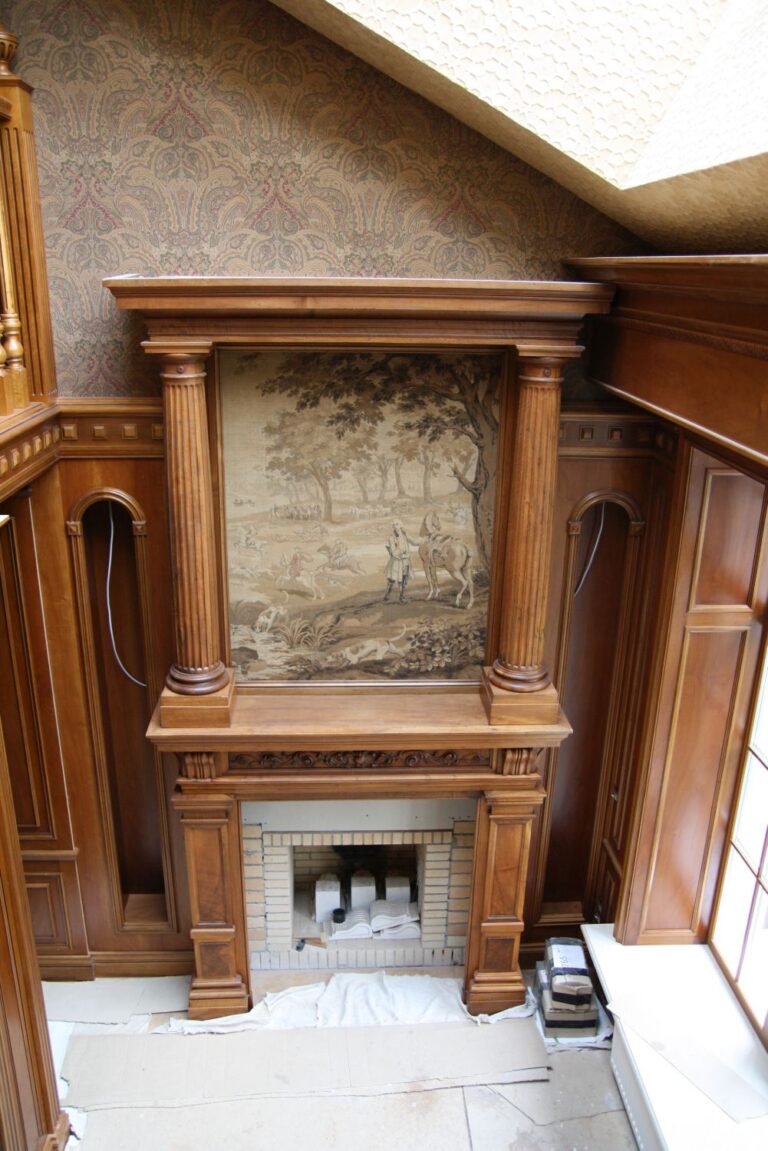 Ремонт особняка с деревянным оформлением камина