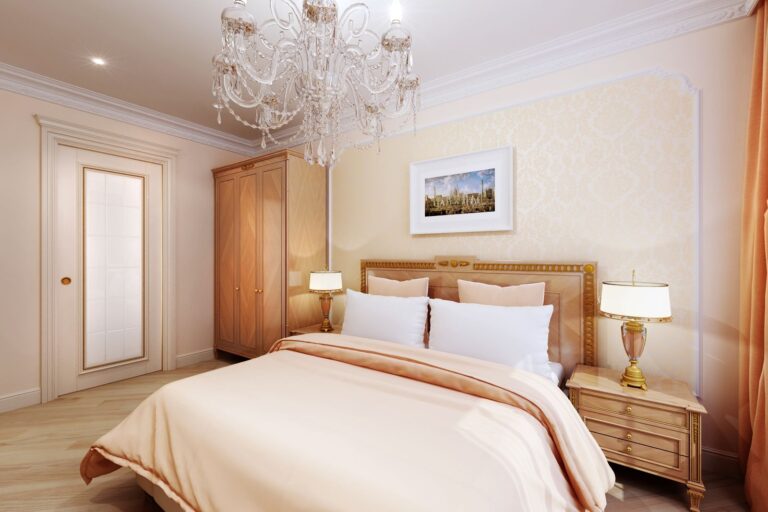 Дизайн спальни в классическом стиле с хрустальной люстрой