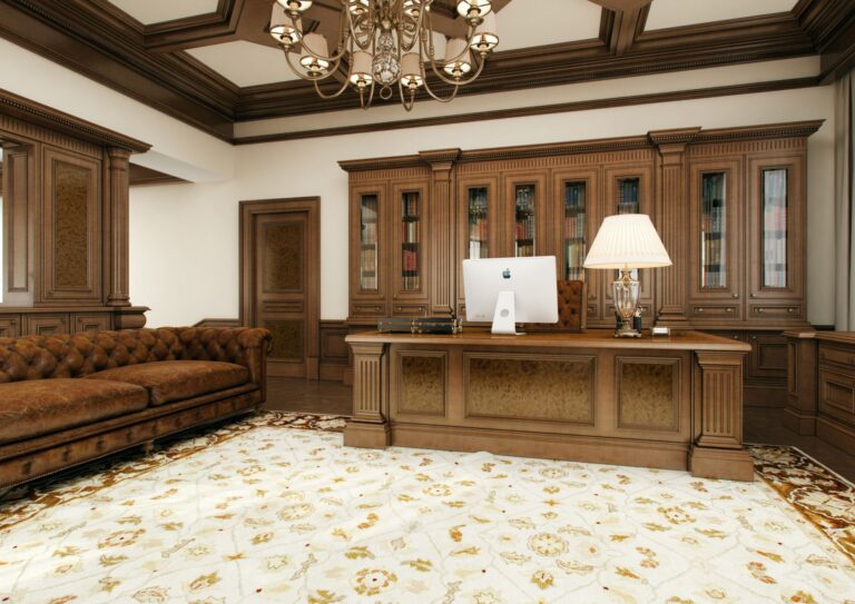 Декор письменного стола панелями из радики и резными полуколоннами