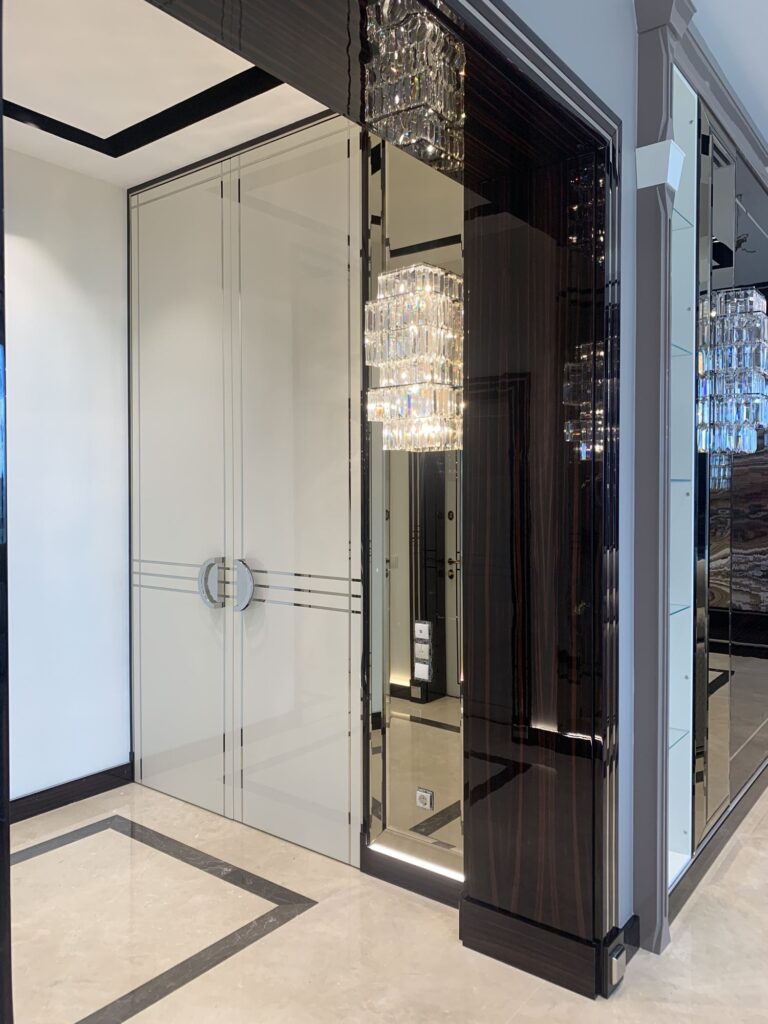 Ценные породы древесины в оформлении дверного проема