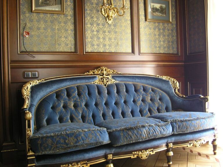 Готовый ремонт гостиной с деревянными настенными панелями