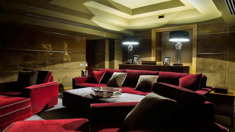 Бархатная красная мебель в дизайне кинозала в квартире