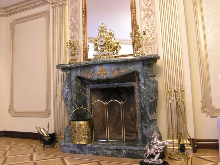 Ремонт комнаты с эффектной золотистой фурнитурой камина