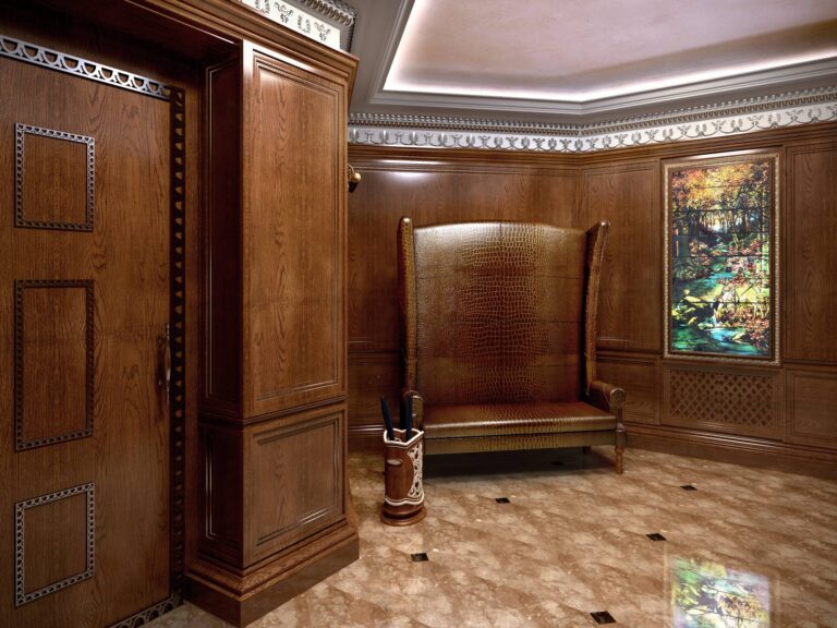 Дизайн холла с кожаным диваном с высокой спинкой