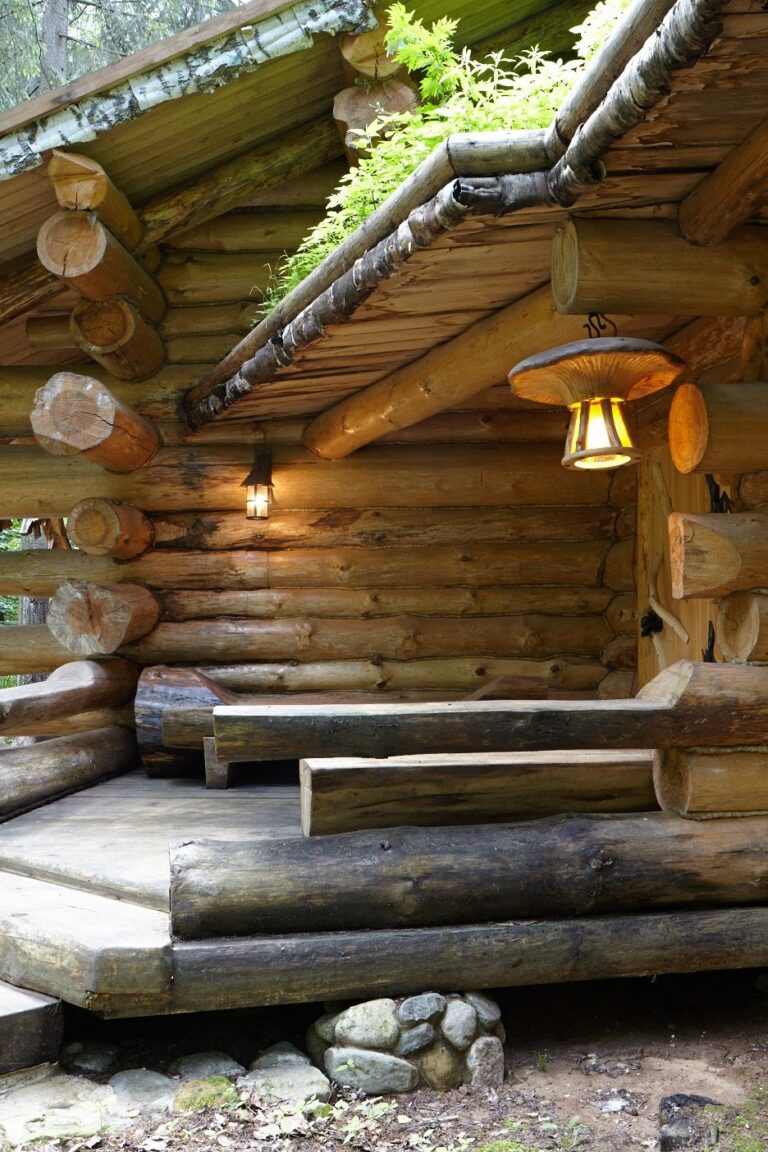 Уличное освещение у дома с фонарями в виде грибов