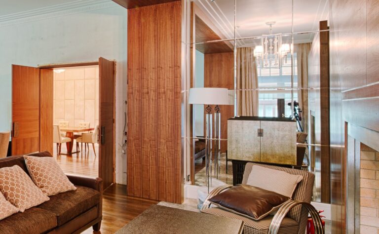 Каминная зона с зеркальной стенкой