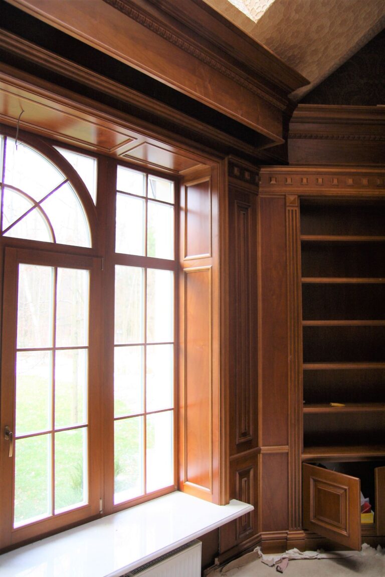 Рама с декоративной раскладкой в убранстве монтаже проема