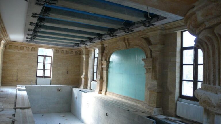 Классическая лепнина на стенах в дизайне особняка