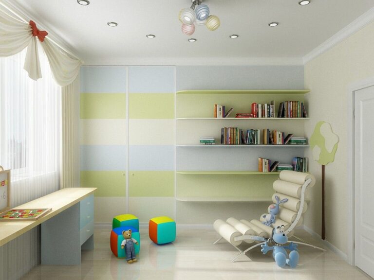 Светлое кресло из мягких валиков с ножками-дугами