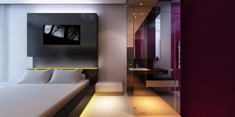 Глянцевые и матовые черные панели в оформлении спальни