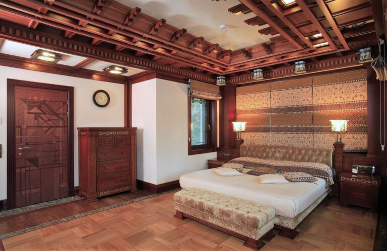 Спальня со сложным двухуровневым потолком