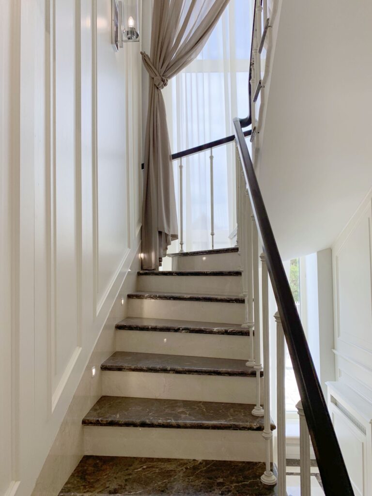 Белое дерево в декоре лестничных стен