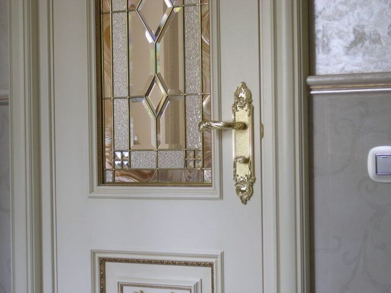 Ремонт помещения с эффектной стеклянной вставкой двери