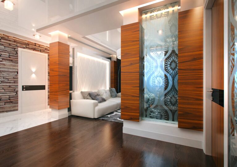 Интерьер прихожей с колоннам под дерево яркого цвета