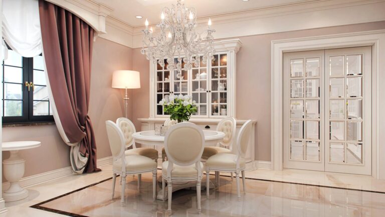 Небольшая светлая столовая с объемной хрустальной люстрой