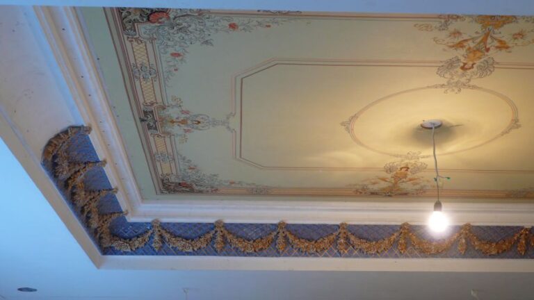 Процесс ремонта потолка дома с художественной росписью