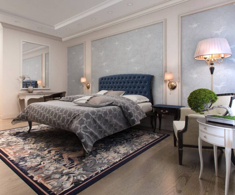 Голубые узорные стены в оформлении нежной спальни