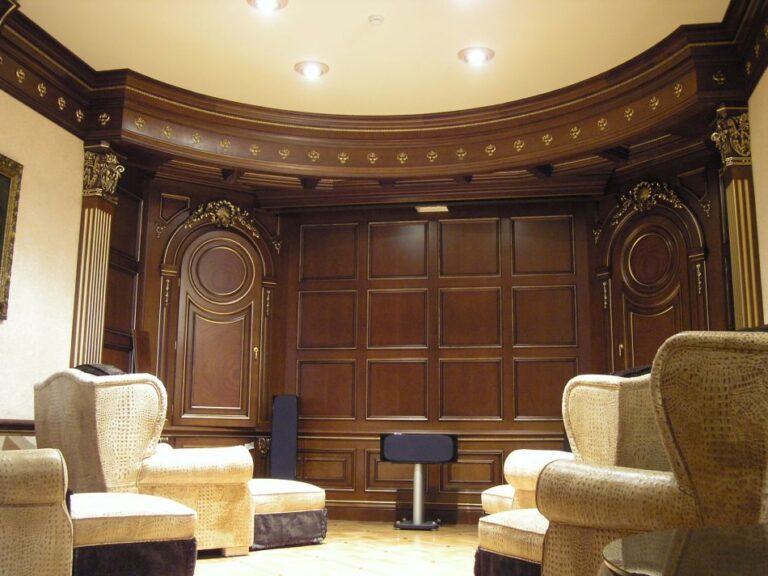 Деревянные панели с золотистой резьбой в дизайне гостиной