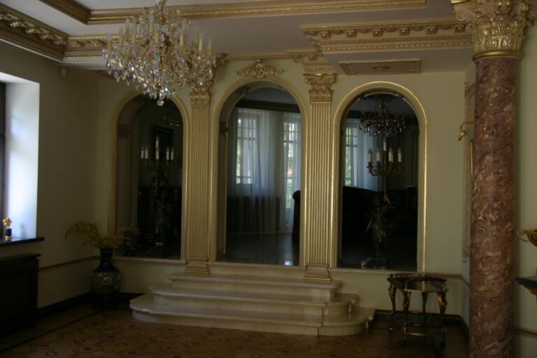 Ремонт дома с эффектной аркадой с позолотой