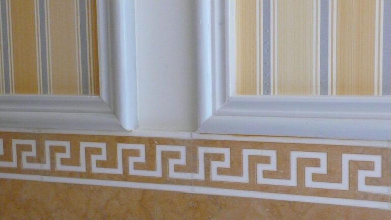 Фото стены дома после ремонта с орнаментом из камня