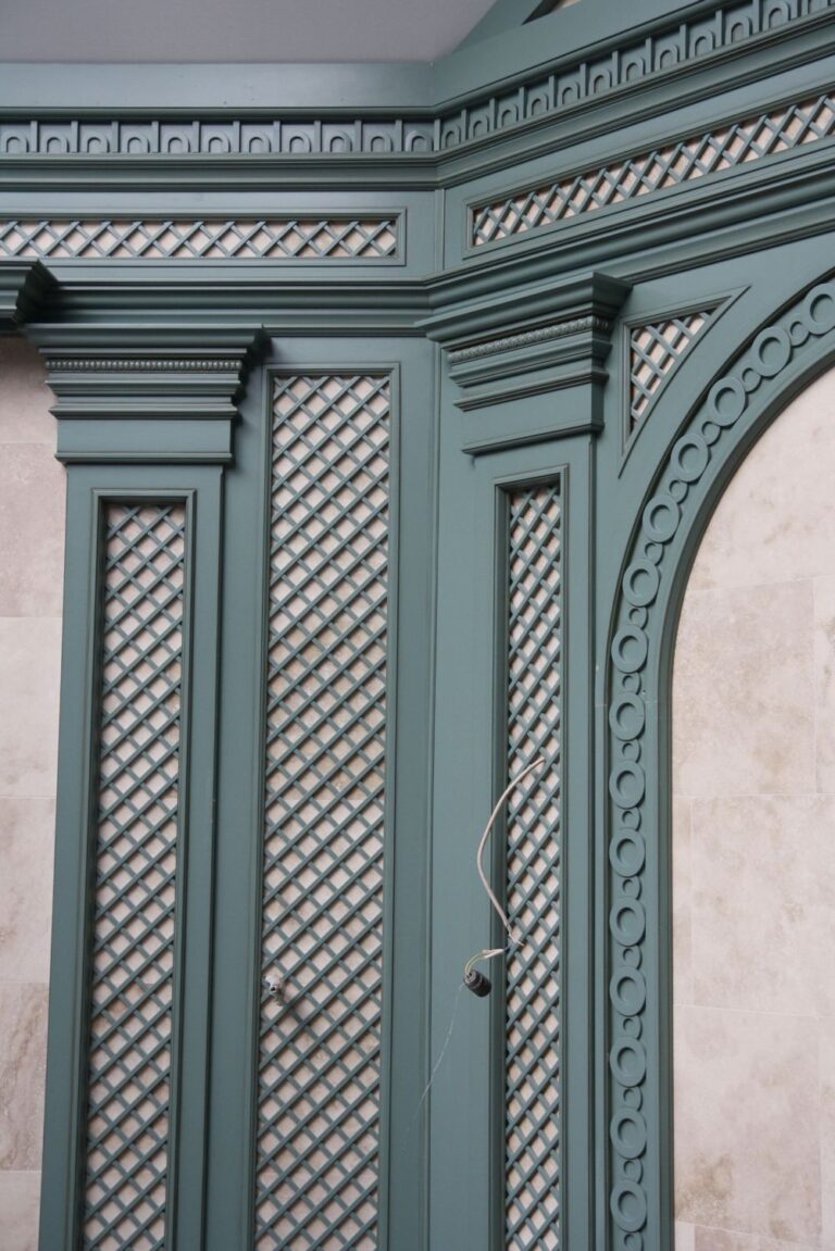 Ремонт комнаты с декорированием стен деревом