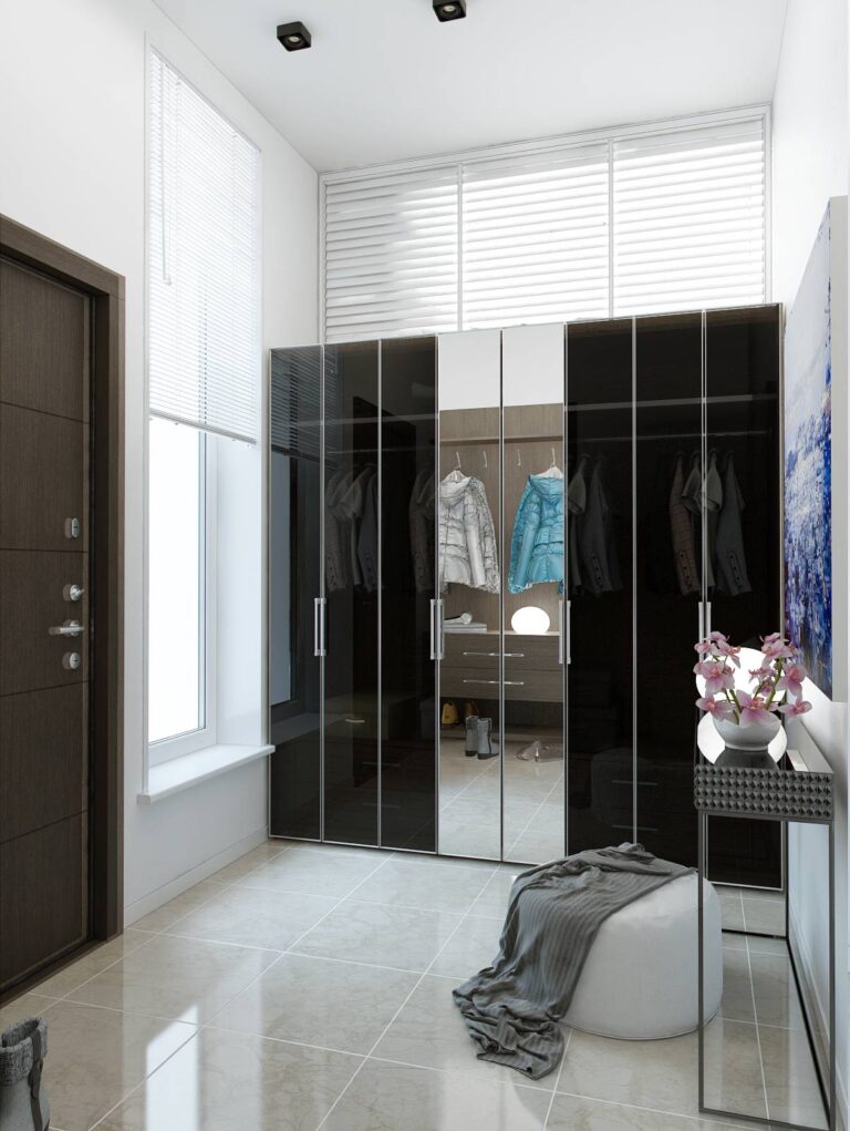 Раздвижные шкафы из тонированного стекла с зеркалами в дизайне светлой прихожей