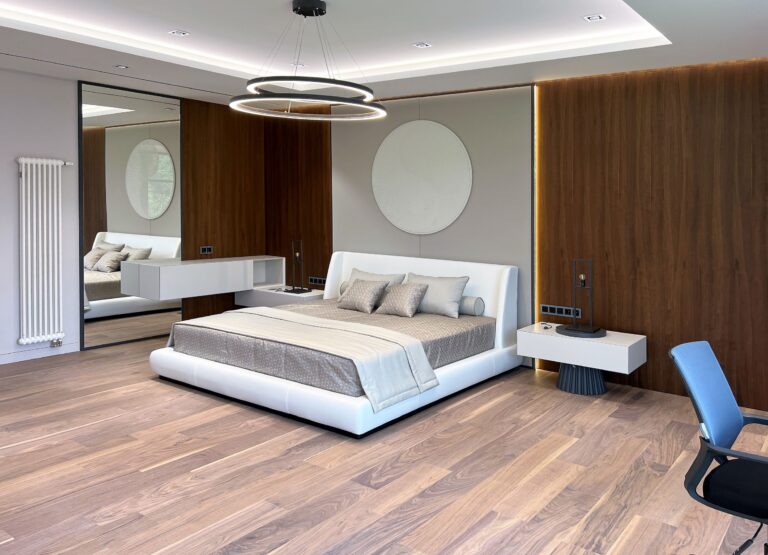 Большая спальня в доме с современным ремонтом