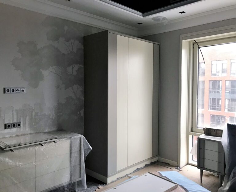 Спальня со стеной в отделке светло-серыми обоями с дизайнерским принтом