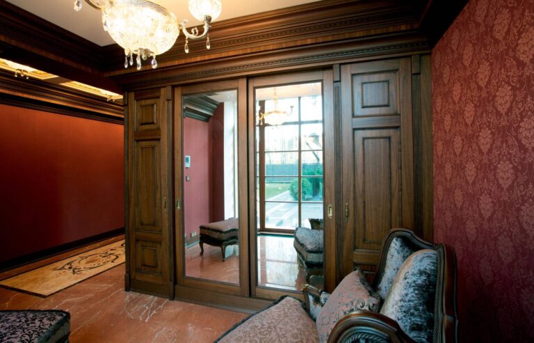 Готовый дизайн холла с платяным шкафом из темного дерева