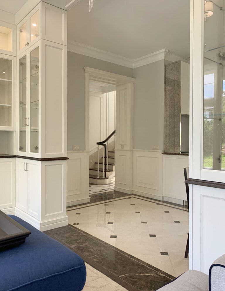 Дизайн холла с белым деревом и светлым мрамором