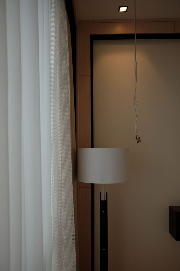 Золотисто-ореховые деревянные панели в отделке периметра стены