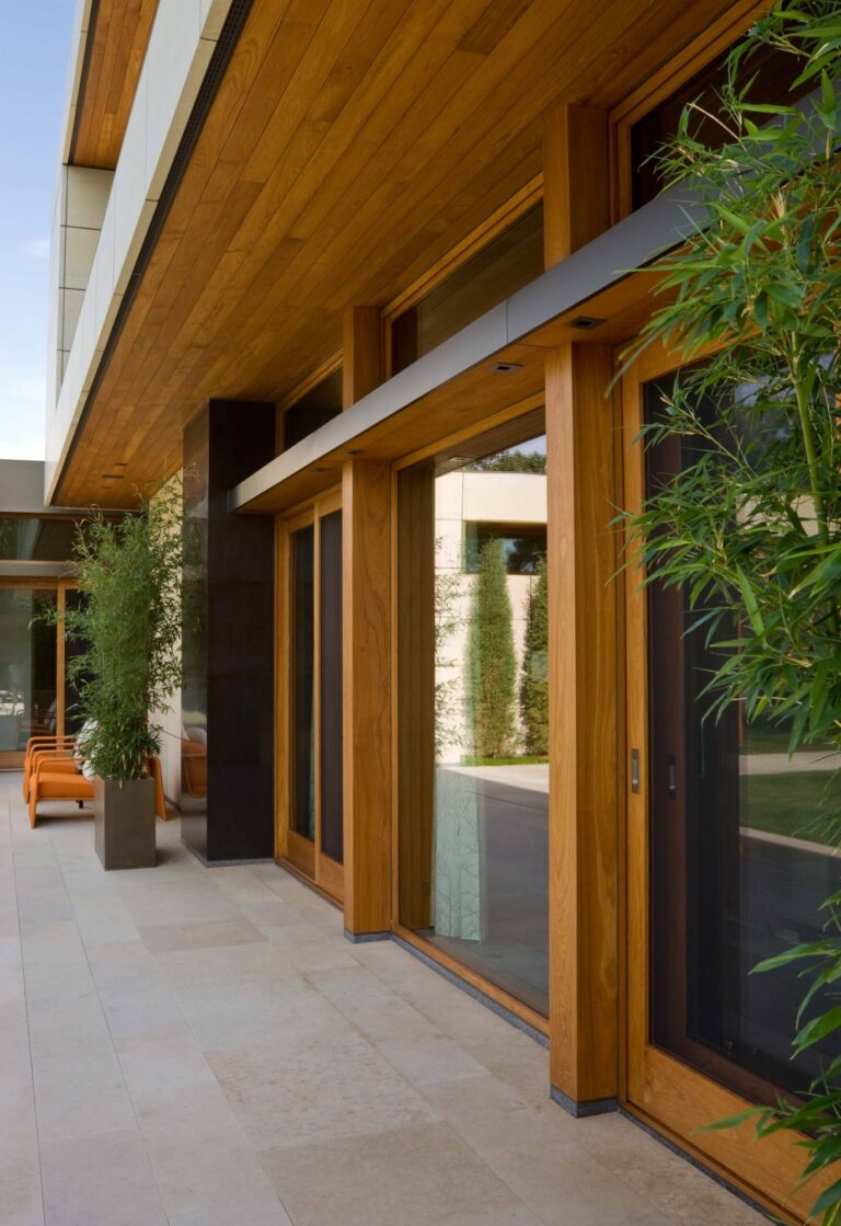 Двери со стеклом в лаконичном оформлении террасы