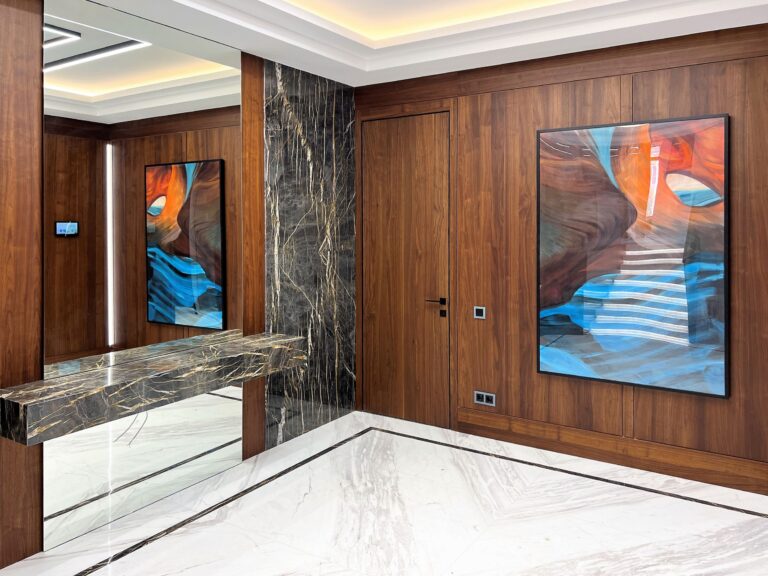 Дизайн холла с деревянной отделкой стен