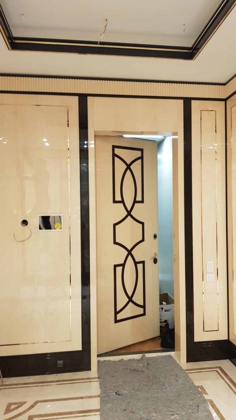 Холл с двухуровневым потолком в контрастной отделке