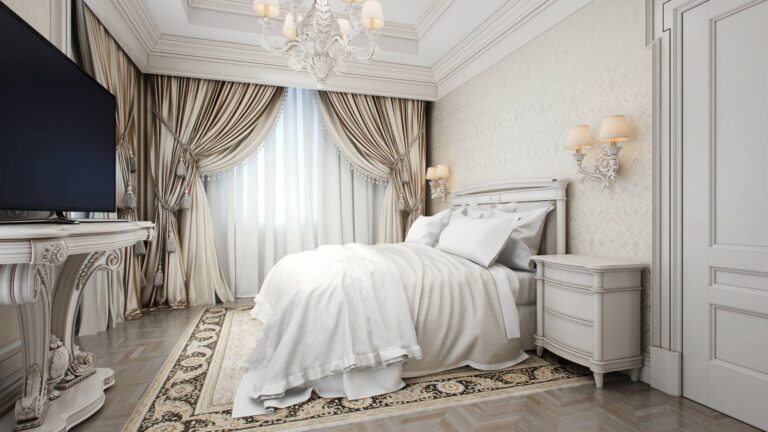 Интерьер светлой спальни с ажурной рожковой люстрой и двойными бра с бежевыми плафонами