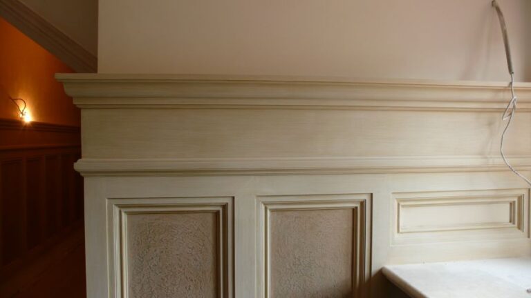 Ремонт дома с отделкой стен панелями из светлого дерева