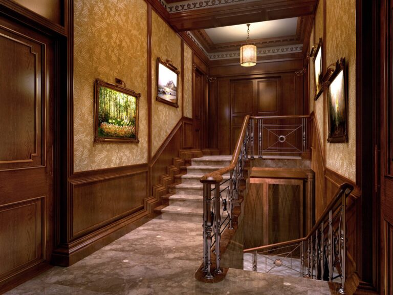 Стильный дизайн лестницы с золотистыми обоями