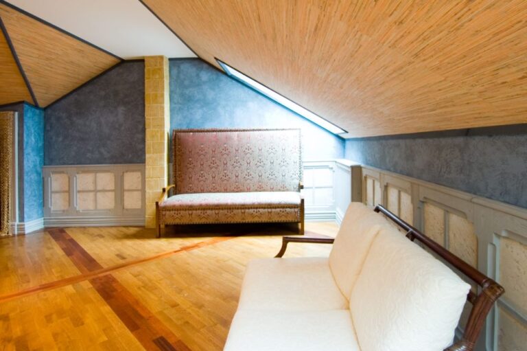 Интерьер холла в мансарде с серыми стенами