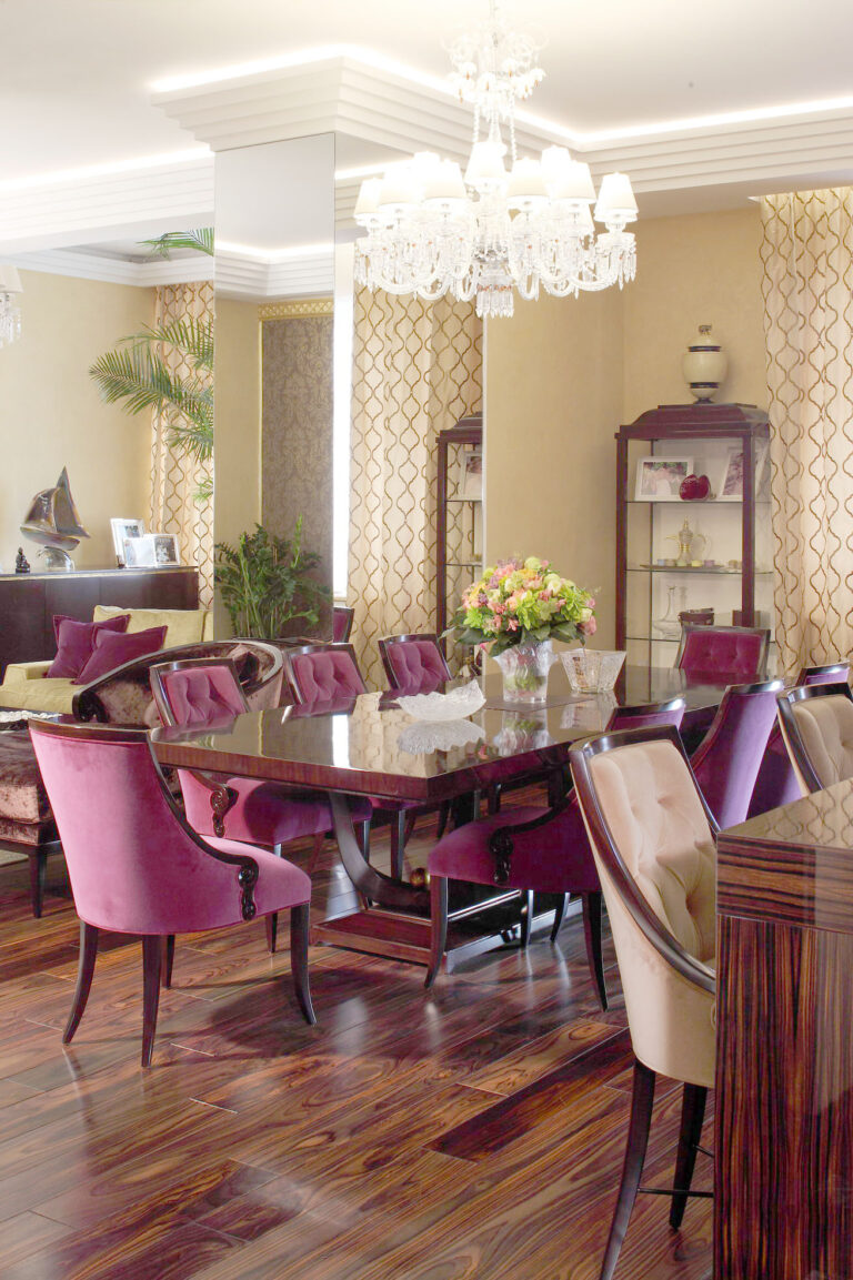 Фиолетовые бархатные стулья в дизайне обеденной зоны