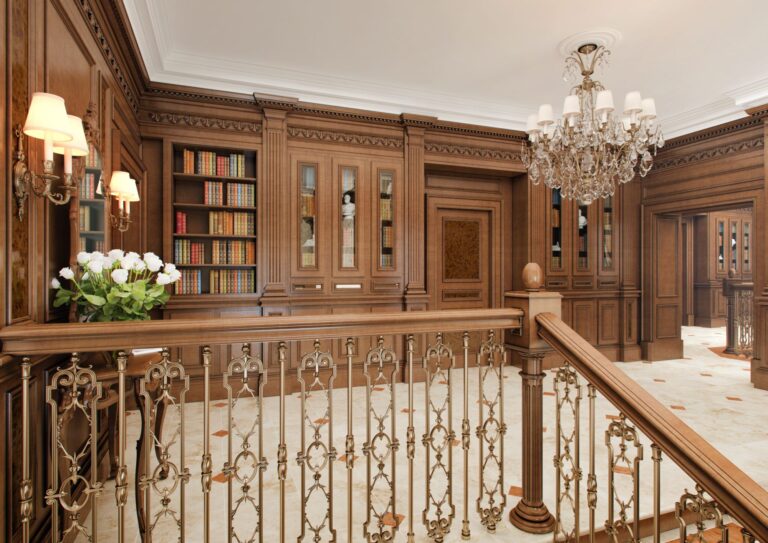 Декорирование стеновых панелей рельефным резным карнизом и полуколоннами с каннелюрами